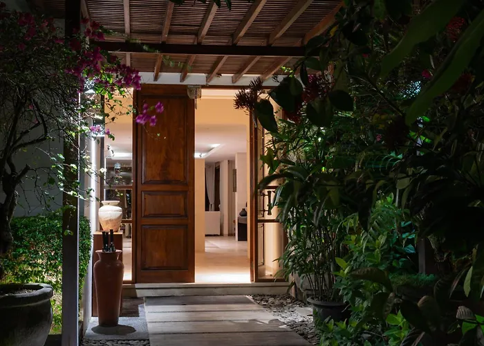 Rosita Oceanfront With Private Chef In Bali
