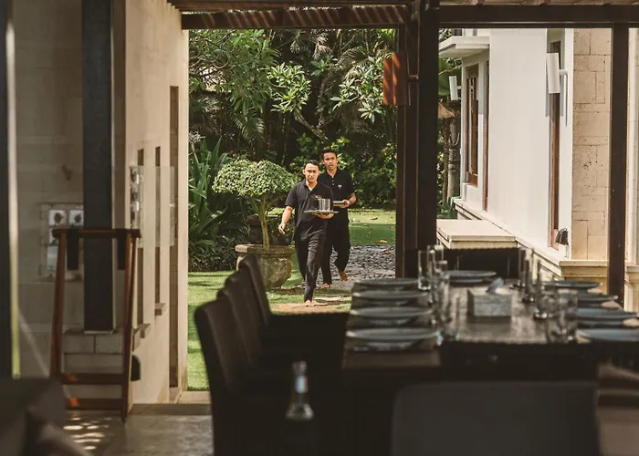 Rosita Oceanfront With Private Chef In Bali