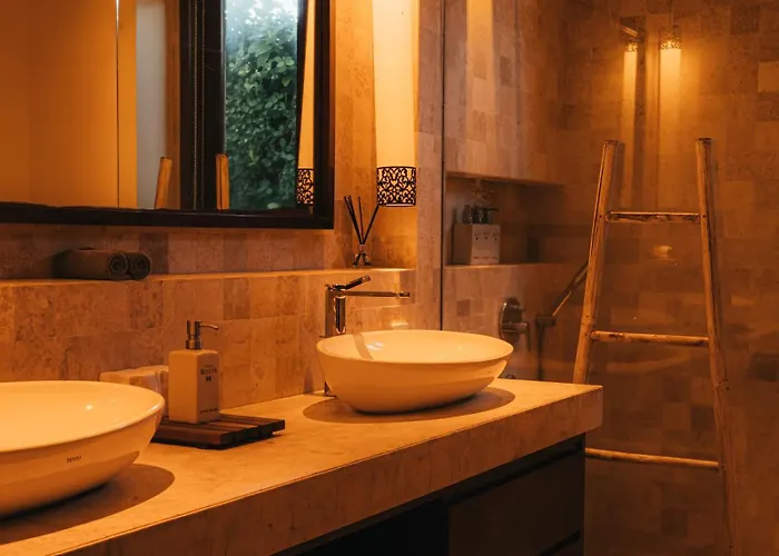 Rosita Oceanfront With Private Chef In Bali فيلة
